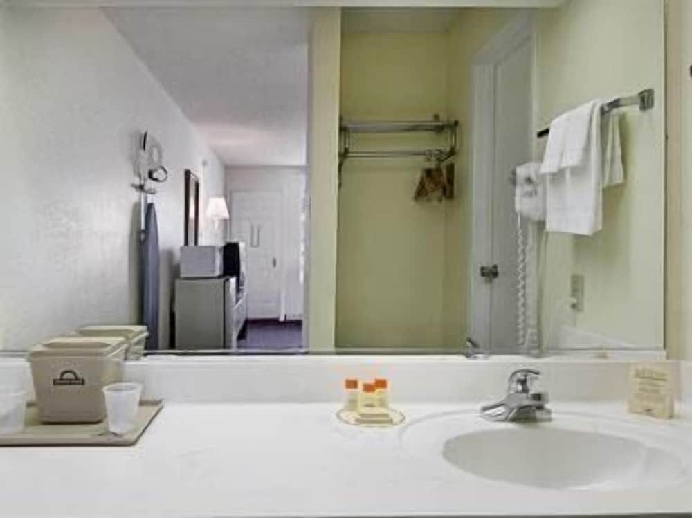 Standard Room, 1 King Bed photo 2