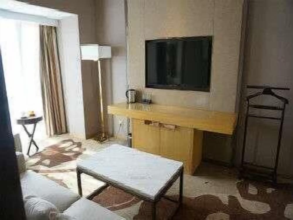 Deluxe Suite, 1 King Bed, Smoking photo 3