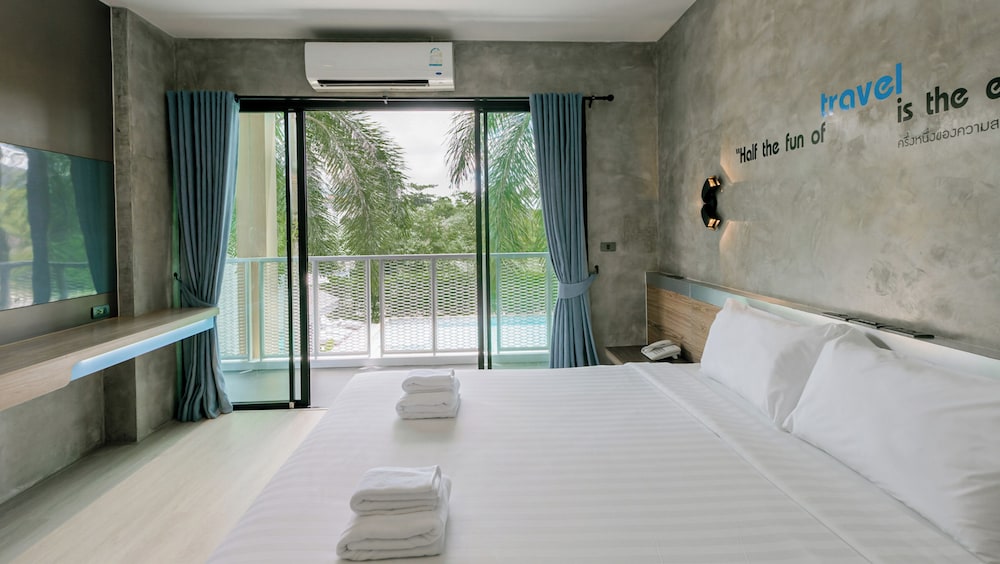 Deluxe Premier Pool View Room - Photo 2