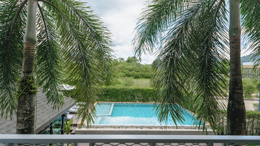 Deluxe Premier Pool View Room - Photo 12