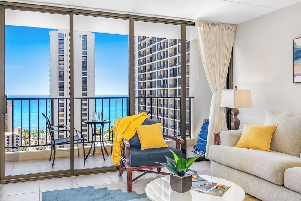 High Floor Ocean View Condo (King Bed and Parking): Condo, 1 Bedroom, Ocean View (0123) photo