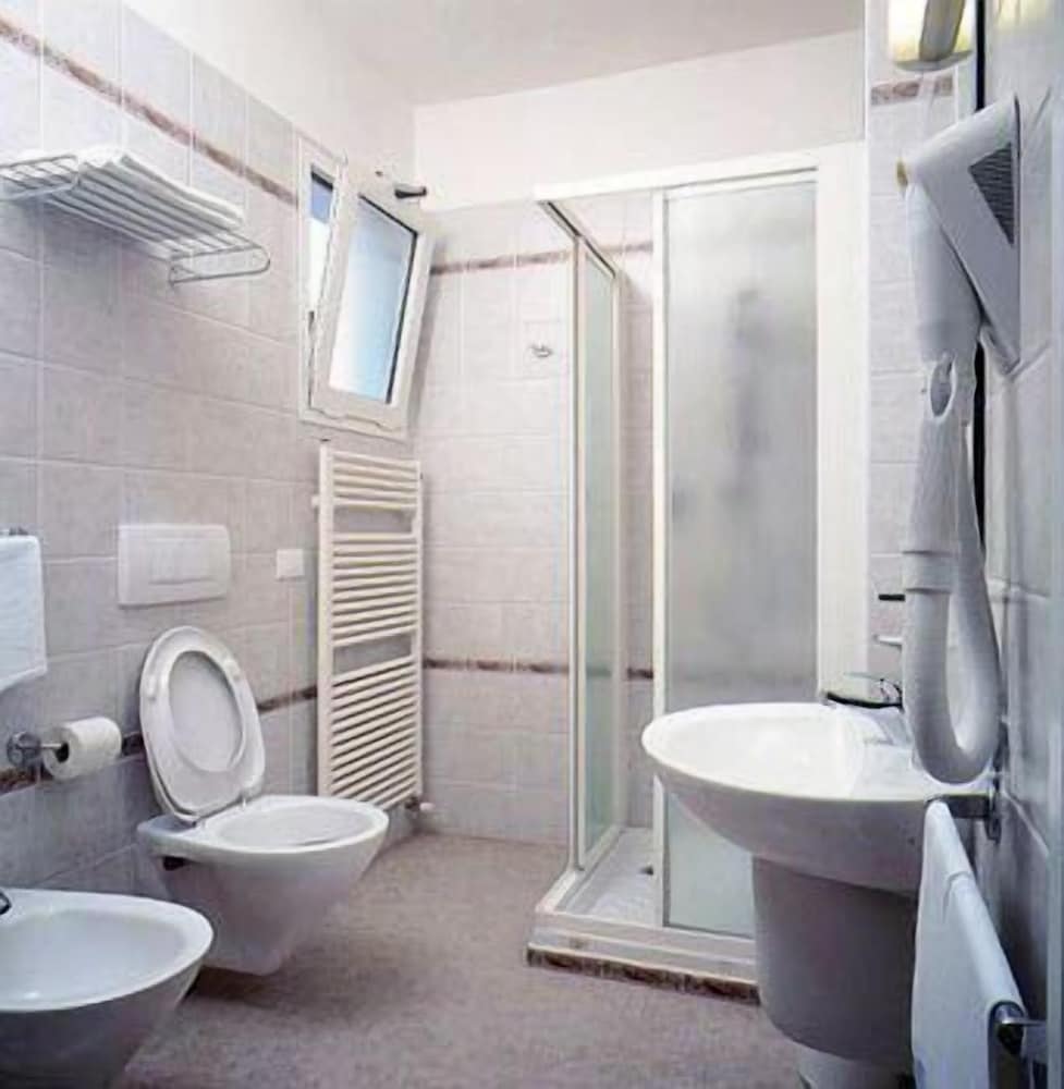 Standard Double or Twin Room - Photo 5