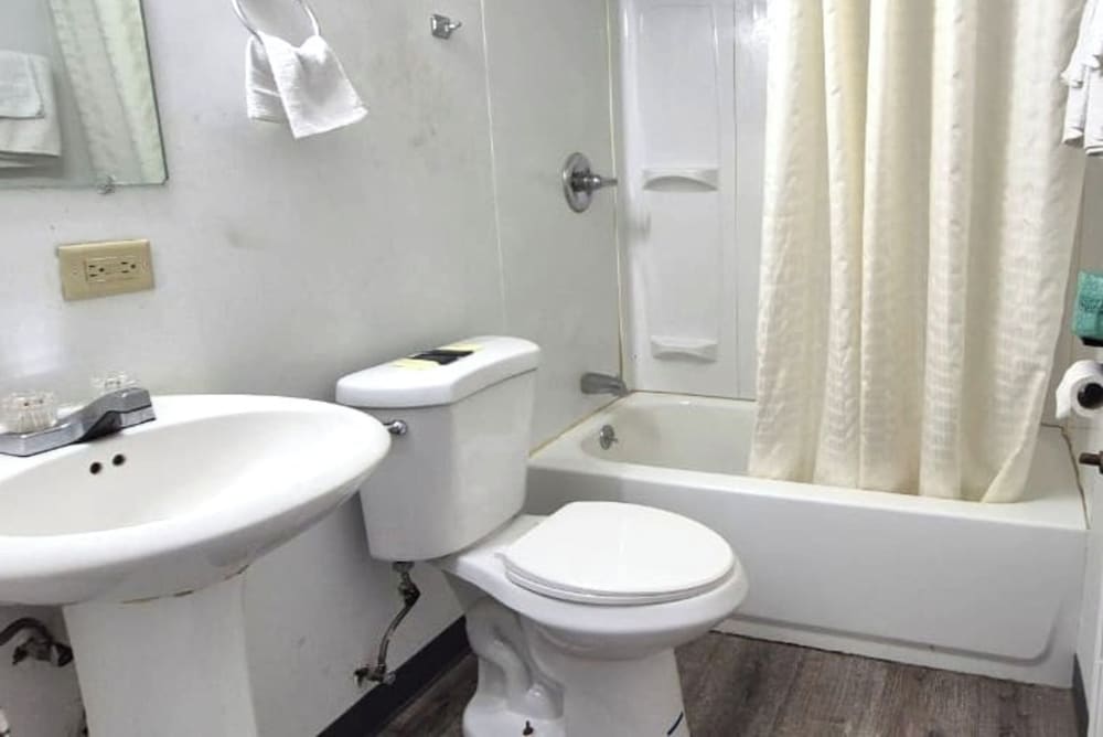 Room, 1 King Bed, Non Smoking - Photo 8
