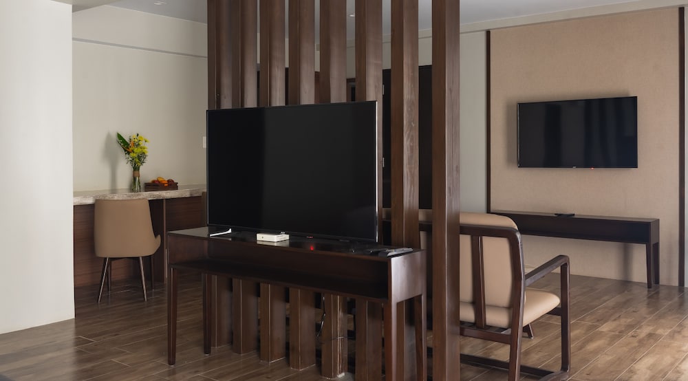 Executive Room, 1 King Bed, Bathtub - Photo 4