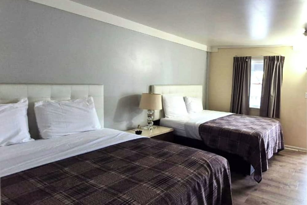 Room, 2 Queen Beds, Non Smoking - Photo 1