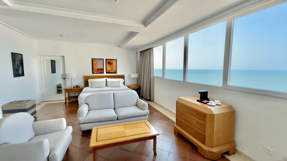 Luxury Room, 1 King Bed, Ocean View - Photo 3