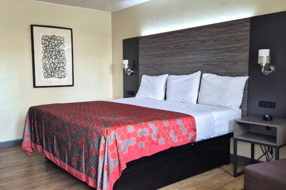 Room, 1 King Bed, Non Smoking - Photo 2