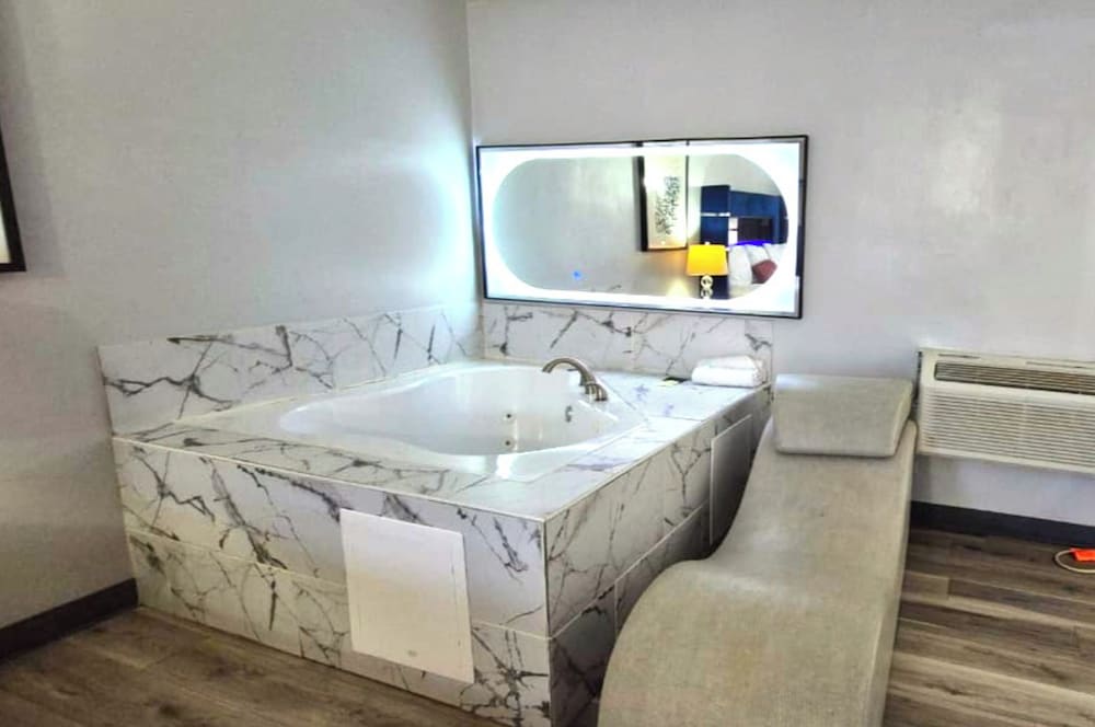 Jacuzzi Suite King Room - Photo 8