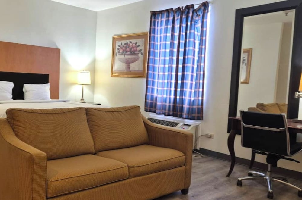 Room, 1 King Bed, Non Smoking - Photo 4