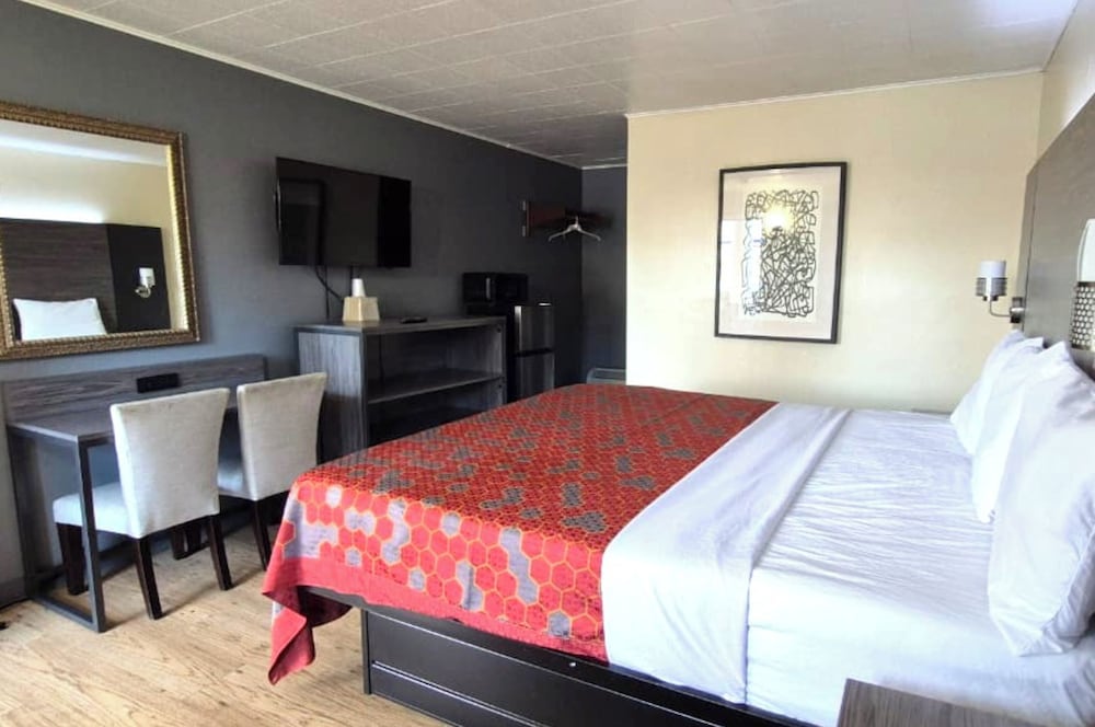 Room, 1 King Bed, Non Smoking - Photo 4