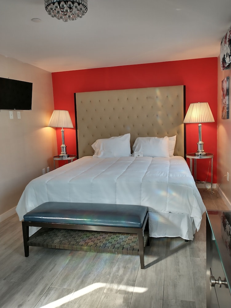 Premier Room, 1 King Bed photo 3