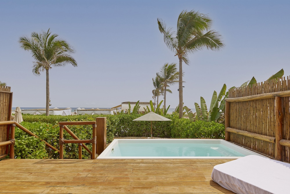 ONE BEDROOM OCEANFRONT WITH POOL