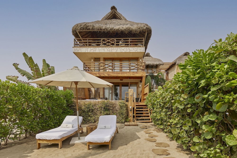 OCEAN FRONT SUITE WITH POOL