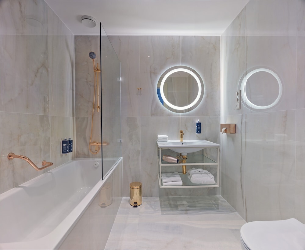 Deluxe Double or Twin Room thumbnail 6