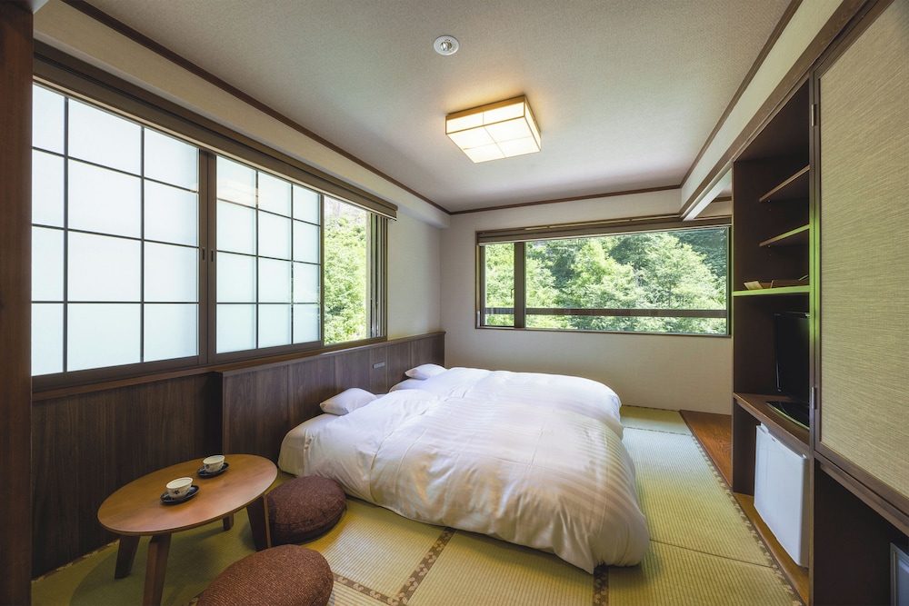 Japanese-Twin room with riverview Non Smoking (14sqm)