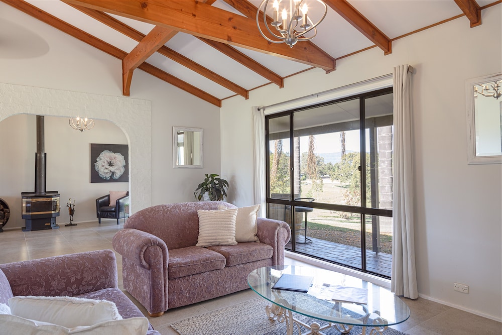 Executive House, 3 Bedrooms, Mountain View (Homestead Accommodation) photo 2
