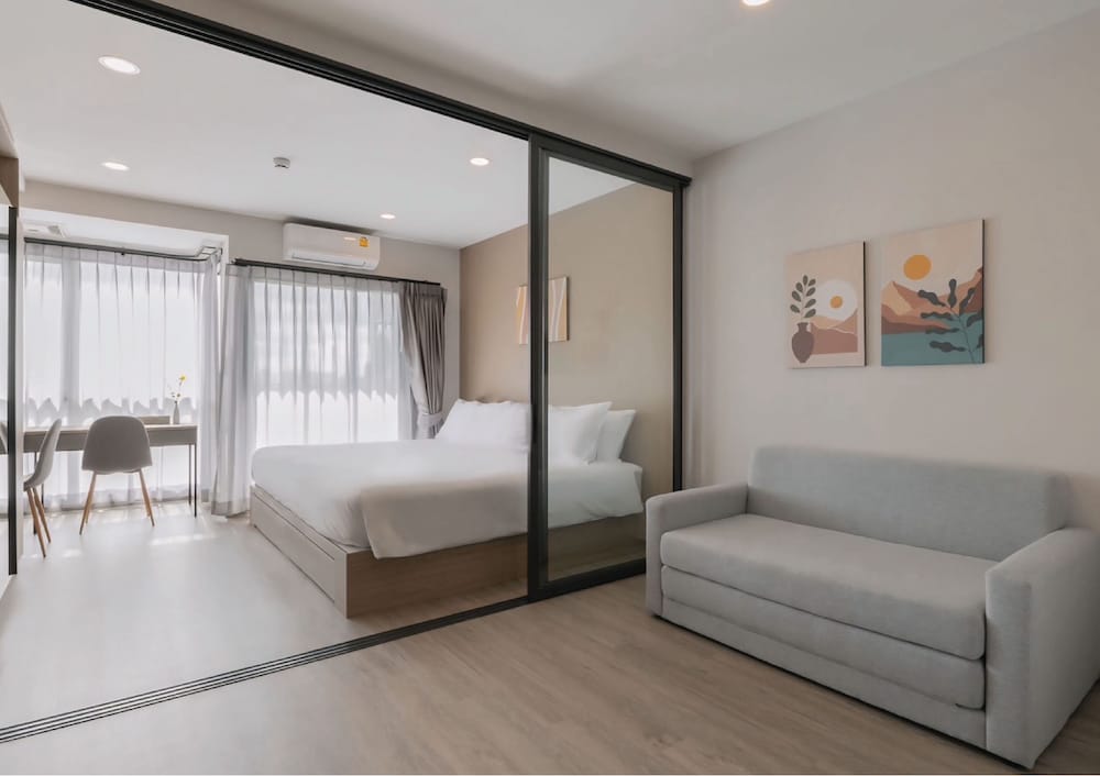Homey Deluxe King Bed