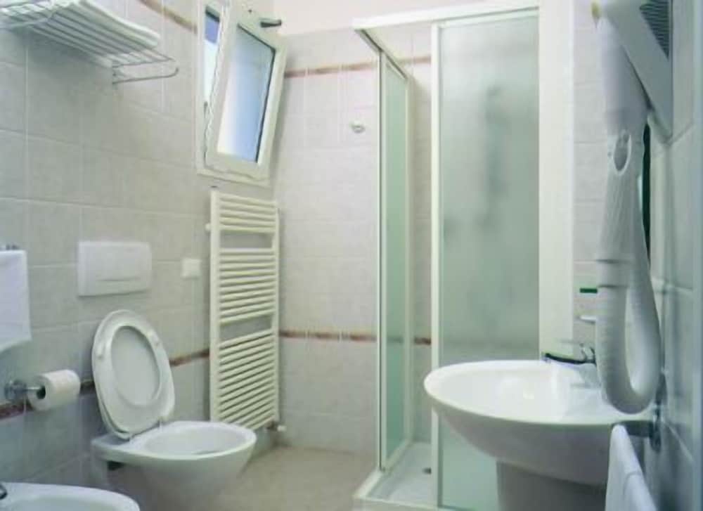 Standard Double or Twin Room - Photo 4
