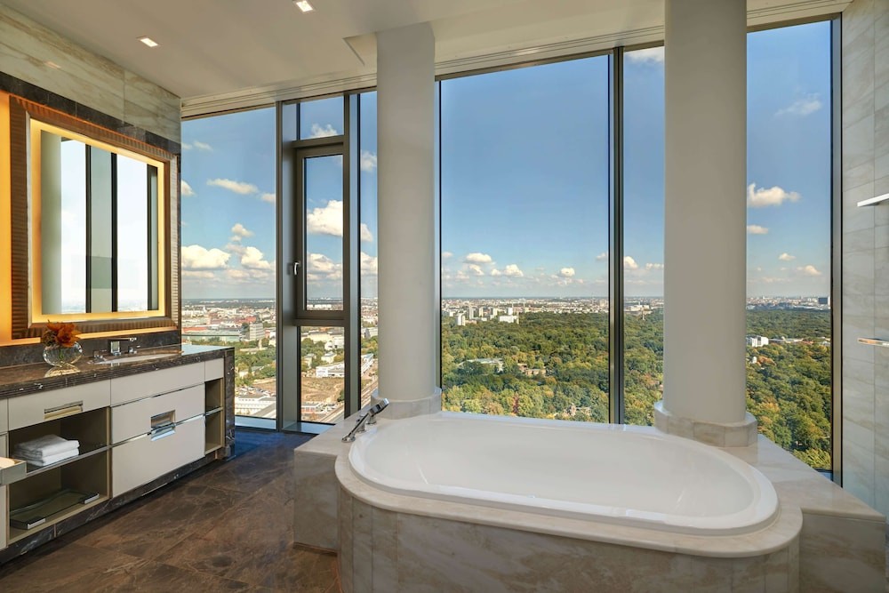Presidential Suite, 1 King Bed thumbnail 5