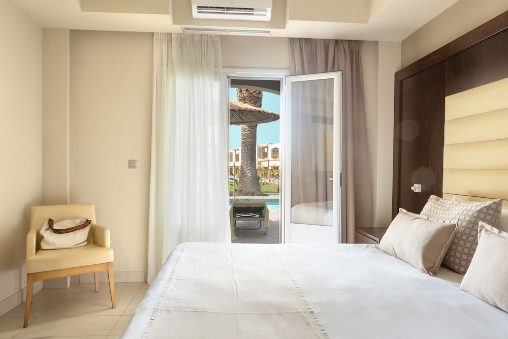 Double Room with Sharing Pool photo 3