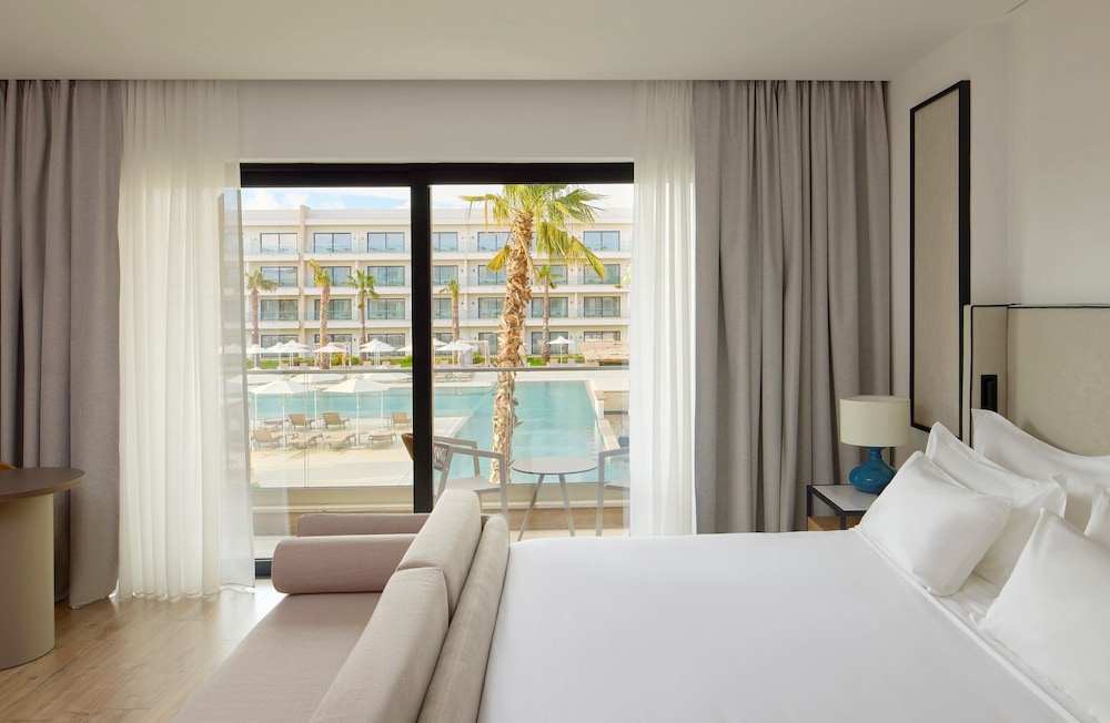 Deluxe Room, Pool View (Infinity | 2+2)