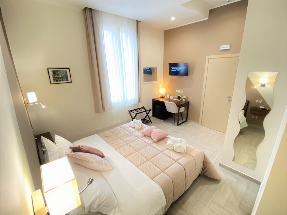 Deluxe Room, 1 King Bed - Photo 1