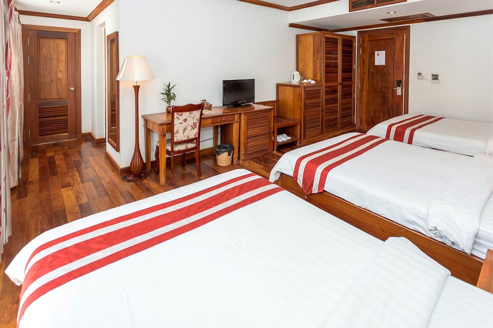 Deluxe Triple Room with Balcony - Photo 9