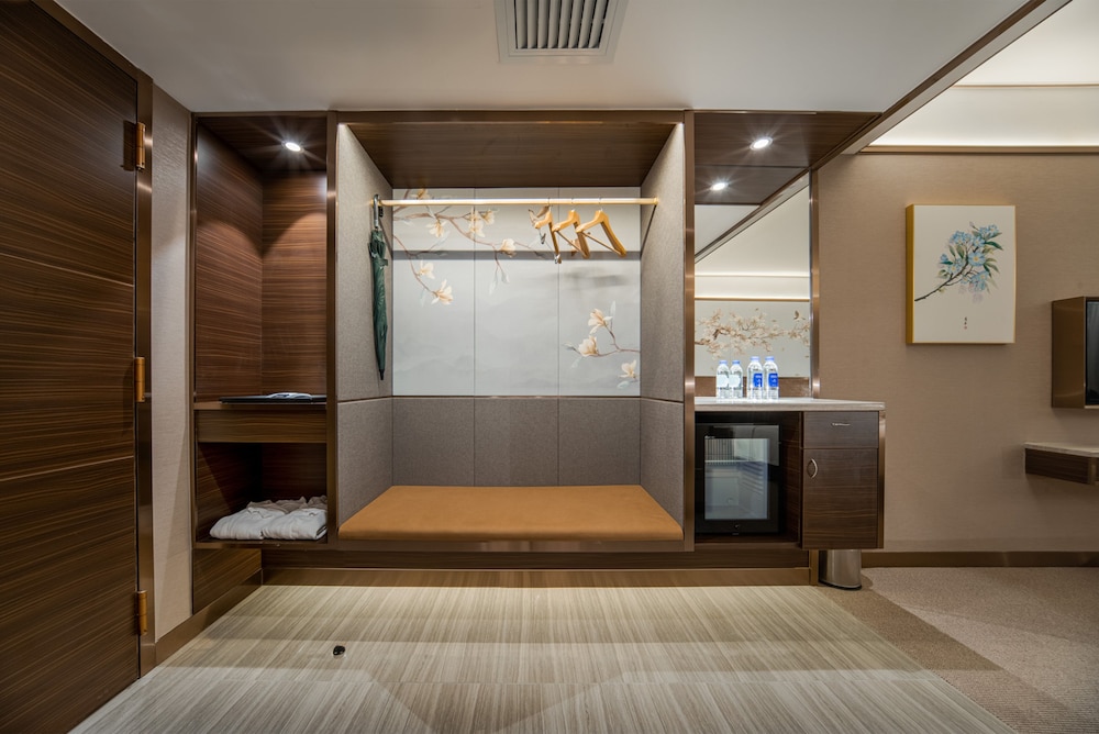 Premier Deluxe King Bed Room - Photo 3
