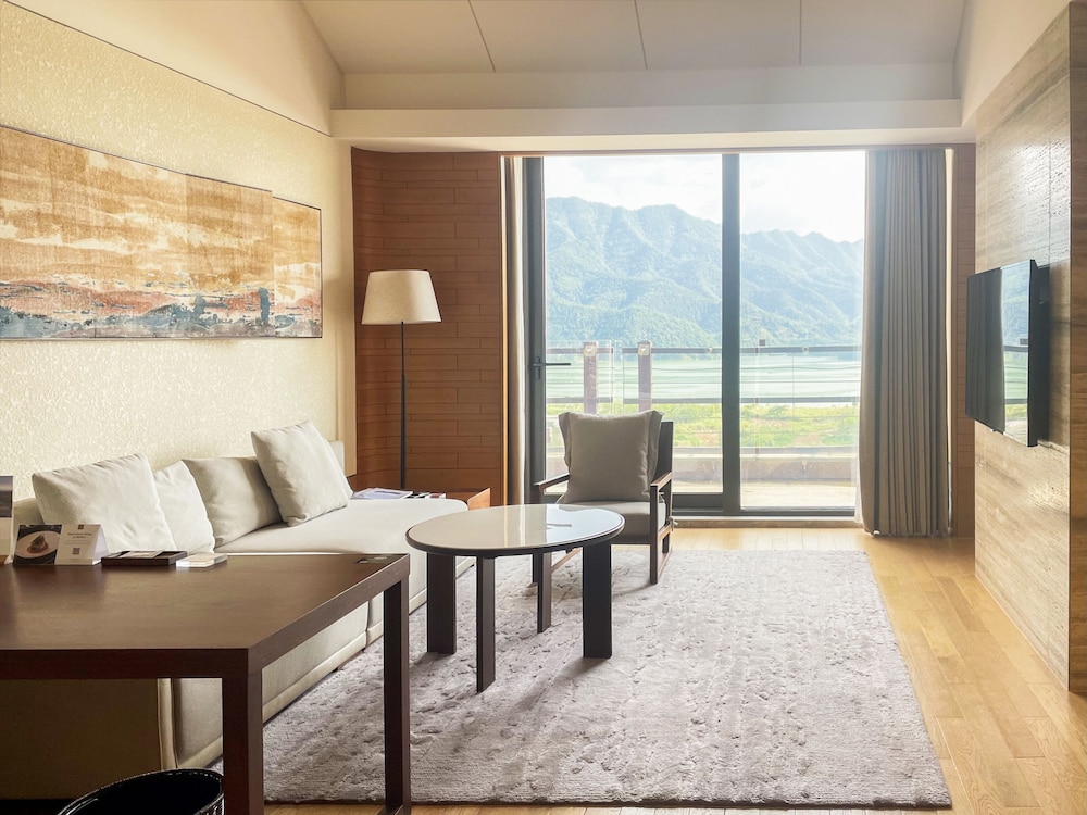 Suite, 1 King Bed, Accessible