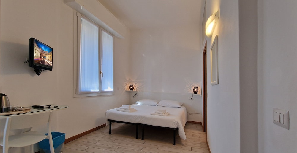 Classic Double or Twin Room, Partial Lake View photo 2