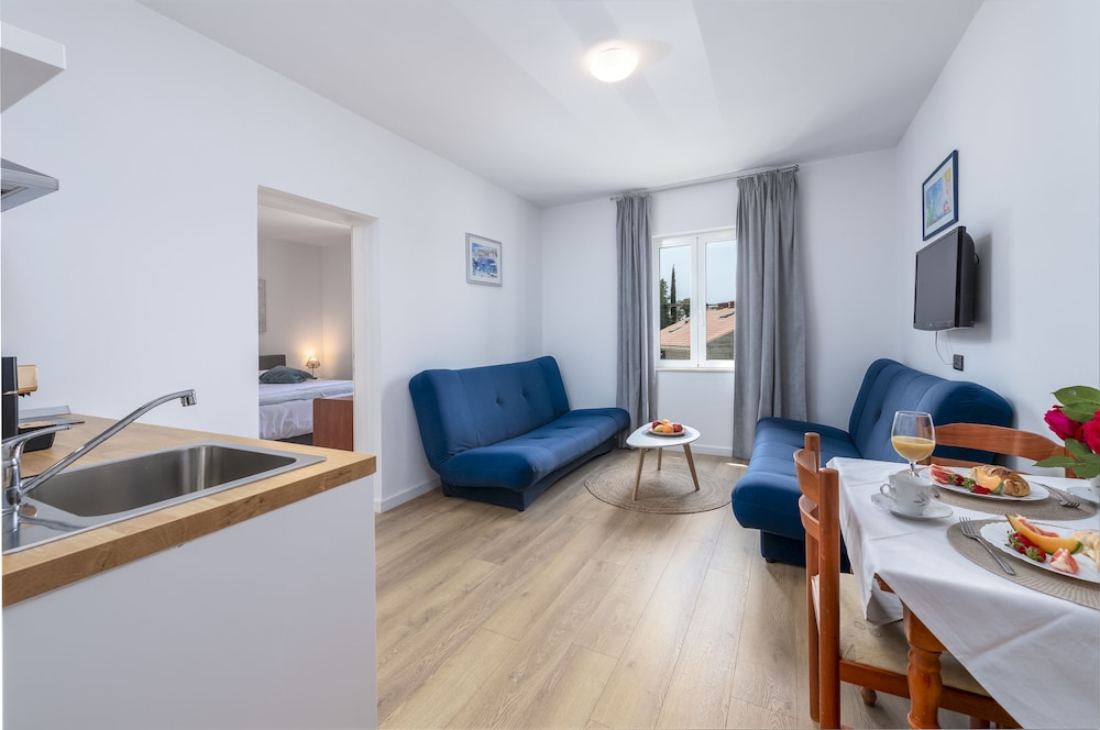 Classic Apartment, 1 Bedroom, Terrace, Partial Sea View photo 3