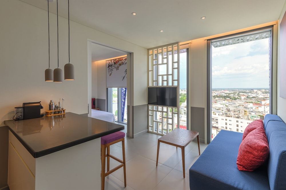 Suite, 1 King Bed, City View - Photo 1