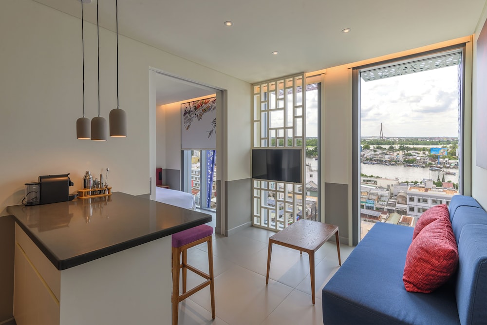 Suite, 1 King Bed, River View - Photo 3