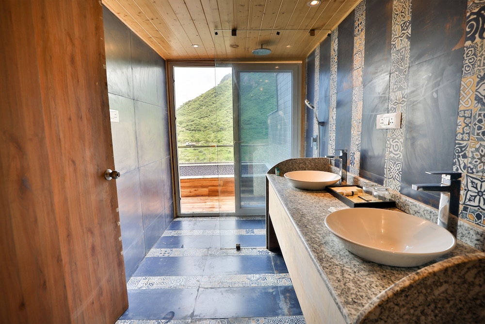 Sajjan chalet with Wading pool photo 3