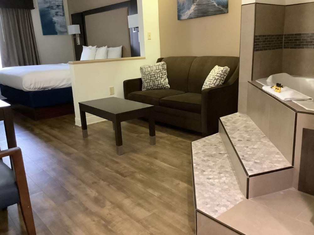 Suite, 1 King Bed, Non Smoking, Jetted Tub photo 3