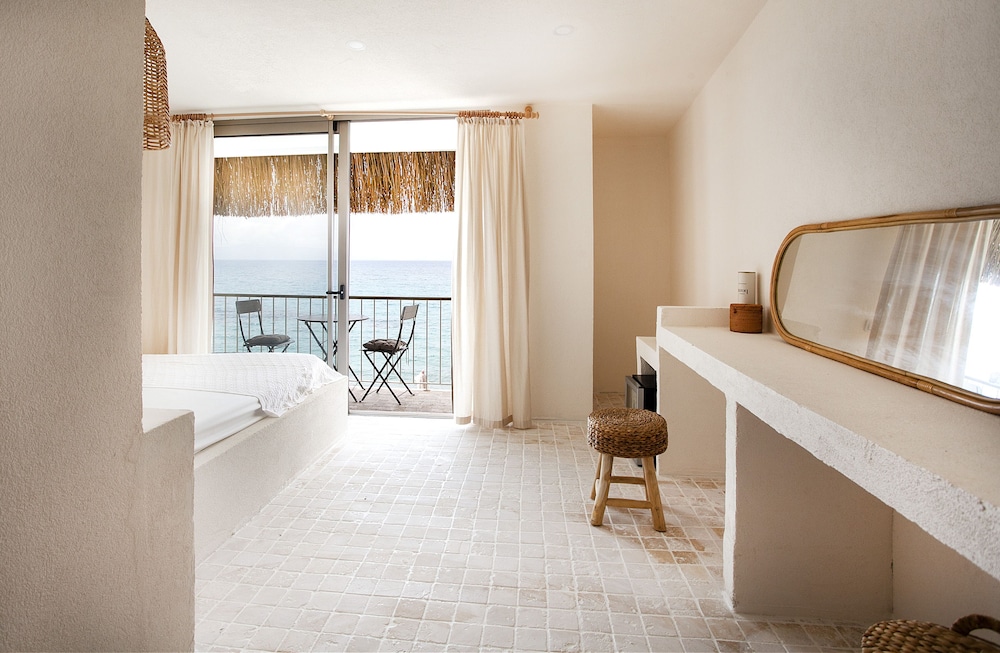 Deluxe Room, 1 Queen Bed, Non Smoking, Bay View photo 1