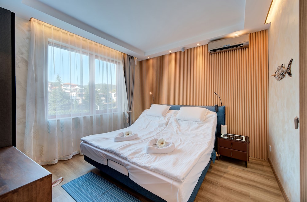 Luxury Apartment, 1 King Bed with Sofa bed, Sea View, Beachfront photo 3