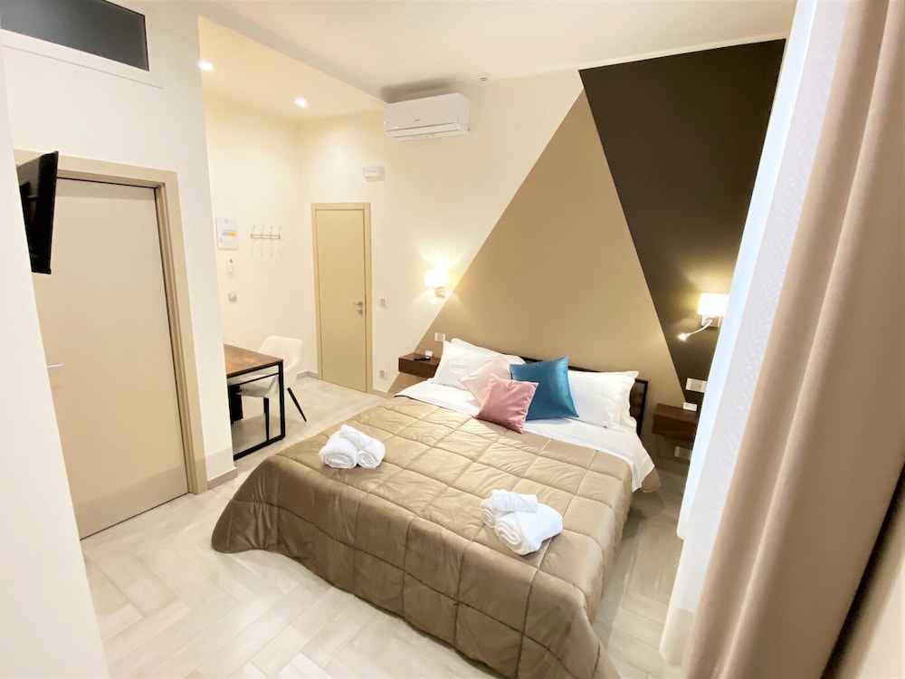 Deluxe Room, 1 King Bed - Photo 2