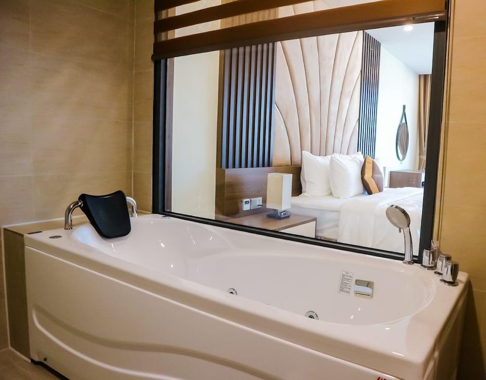 Luxury Double Room, 1 King Bed, City View photo 2