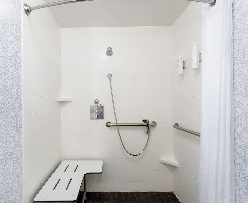 Two Queen Beds, Non-Smoking, Accessible with Roll-In Shower - Photo 1