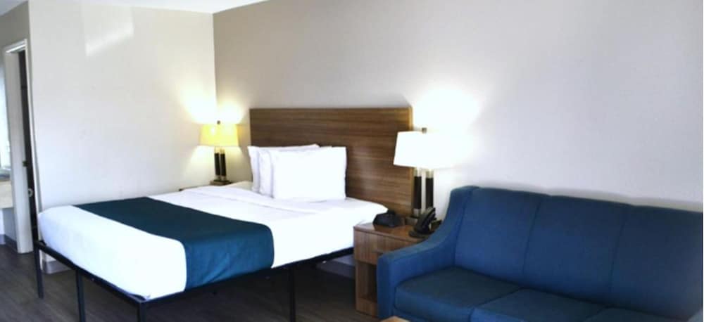 Deluxe Room, 1 King Bed, Smoking, Refrigerator & Microwave photo 1