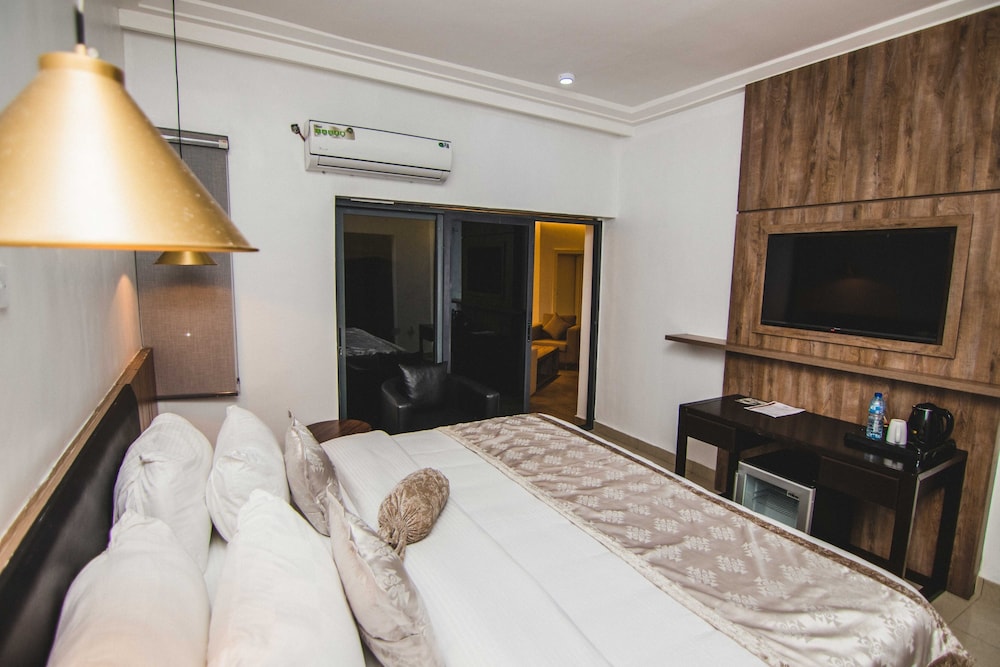 Executive Suite - Photo 1