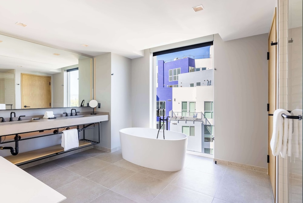 Premium Suite, 1 King Bed, Balcony - Photo 5