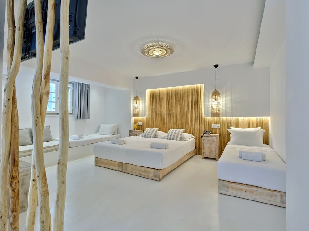 Premium Quadruple Room, Courtyard View - Photo 1