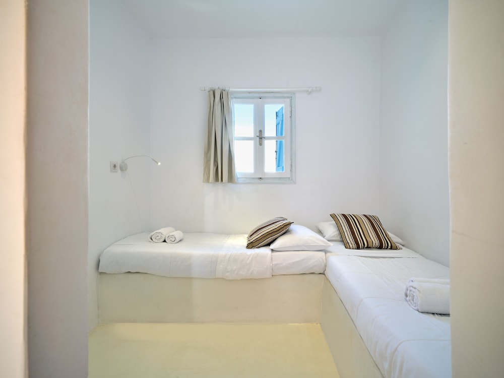 Premium Quadruple Room, Courtyard View - Photo 6