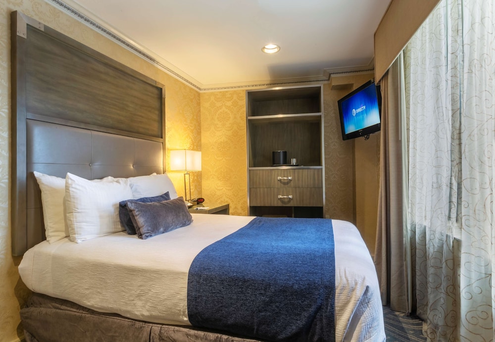 Standard Room, 1 Queen Bed, Non Smoking, Refrigerator - Photo 7