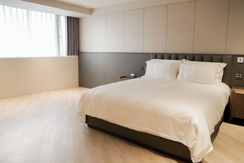 Deluxe Room, Roll-in Shower