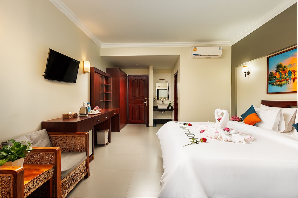 Deluxe Double Room with Balcony - Photo 9