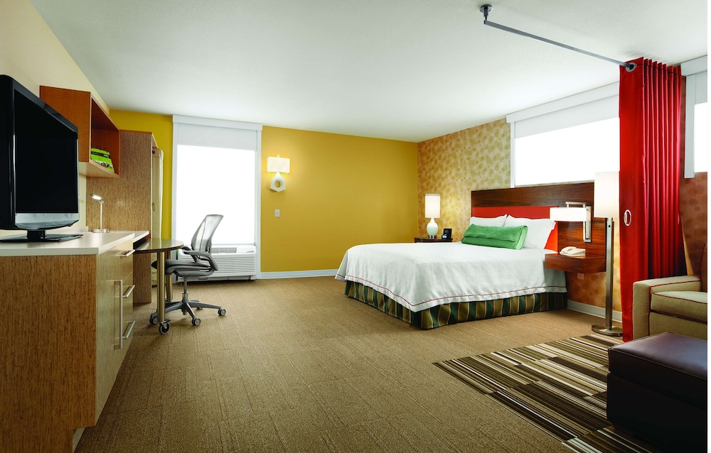 Studio, One Queen Bed, Accessible photo 2