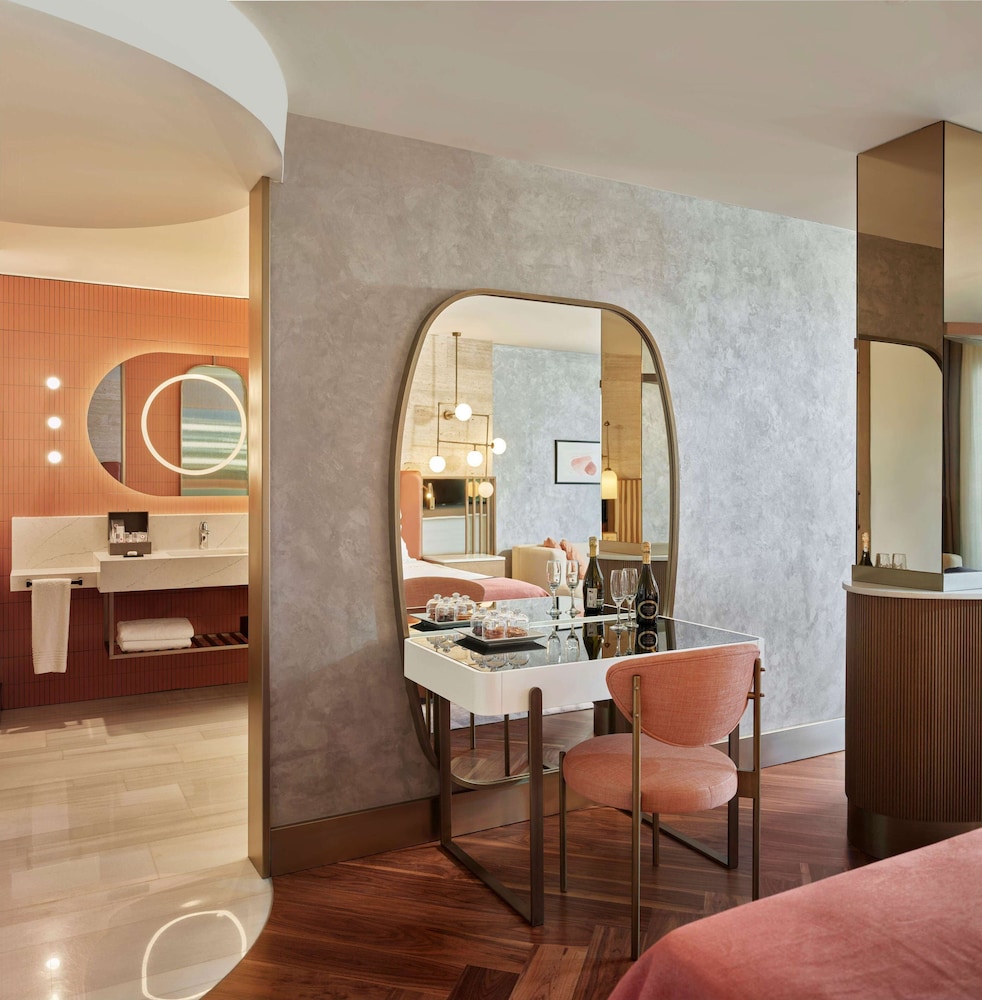 Penthouse Suite with Turkish Bath & Jacuzzi